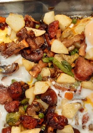Una foto de Huevos al horno con Restos de barbacoa y verduras