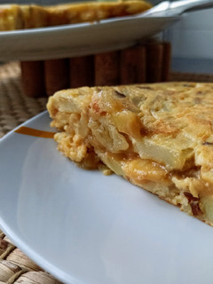 Una foto de Tortilla de patata con cebolla. Siempre jugosa