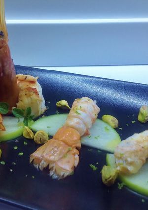 Foto di Scampi allo zenzero e gamberi al rum, con mela verde e pistacchi