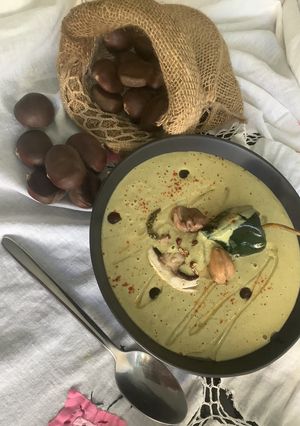 Une photo de Velouté 🍄🪵châtaignes 🌰champignons de Paris🧀fromage de brebis🍁
