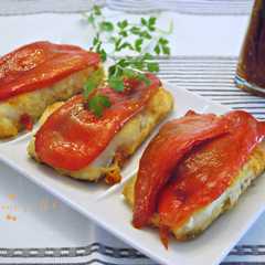 Una foto de Lomos de bacalao con pimientos rojos asados