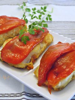 Una foto de Lomos de bacalao con pimientos rojos asados