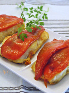 Una foto de Lomos de bacalao con pimientos rojos asados