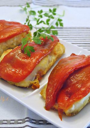 Una foto de Lomos de bacalao con pimientos rojos asados