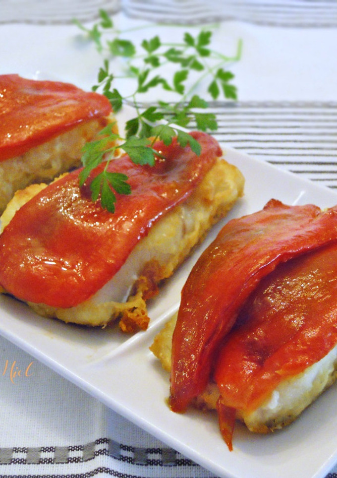 Una foto de Lomos de bacalao con pimientos rojos asados