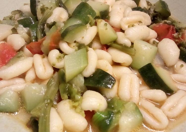 Cavatelli con zucchine pomodorini e cime di rapa