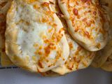 Sajtos fokhagymás tejfölös kovászos naan