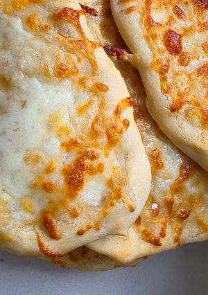 Sajtos fokhagymás tejfölös kovászos naan recept fotója