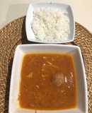 Caldo de pollo, albóndigas y banana verde