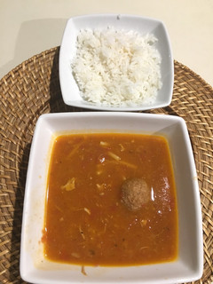 Una foto de Caldo de pollo, albóndigas y banana verde