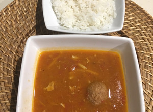 Una foto de Caldo de pollo, albóndigas y banana verde