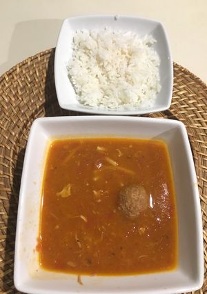 Una foto de Caldo de pollo, albóndigas y banana verde