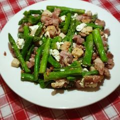 A picture of Asparagus and bacon salad.