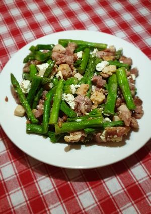 A picture of Asparagus and bacon salad.