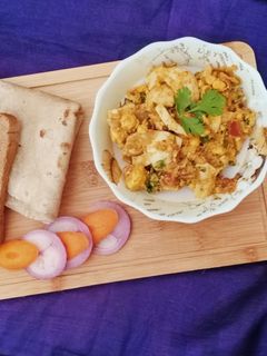 उकडलेल्या अंड्या ची झणझणीत भाजी (ukadlya andechi bhaji recipe in marathi) रेसिपी चे मुख्य फोटो