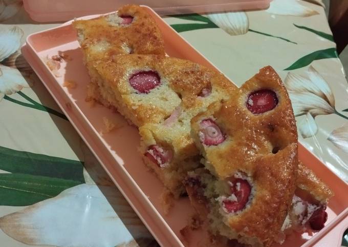 κύρια φωτογραφία συνταγής Κέικ με φράουλες!!