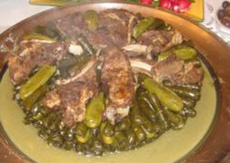 Stuffed vine leaves and zucchini - mehshi warak enab w koussa