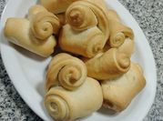 Una foto de cuernitos de grasa facil
