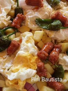 Una foto de Huevos con patatas