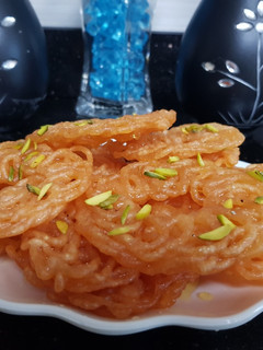 इमरती (Imarti recipe in Hindi) रेसिपी मुख्य फोटो
