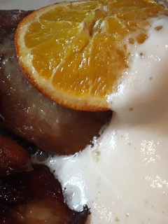 Una foto de Muslo de pato con espuma de naranja
