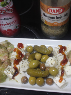 Una foto de Ensalada ordenada con queso fresco y orégano