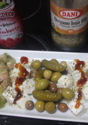 Una foto de Ensalada ordenada con queso fresco y orégano