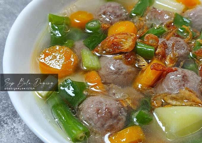 Bagaimana cara buat Sop Bola Daging yang menggugah selera