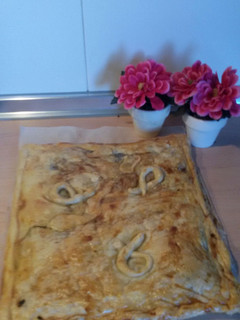 Una foto de Empanada de morcilla con cebolla caramelizada