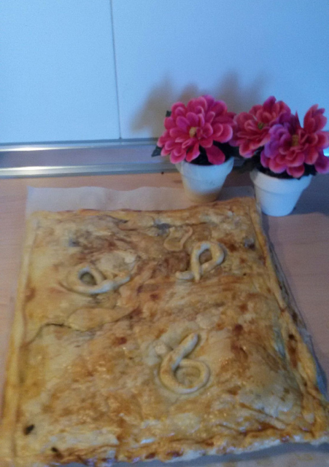Una foto de Empanada de morcilla con cebolla caramelizada