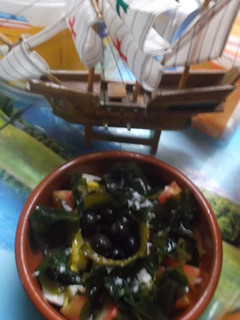 Una foto de Ensalada de wakame y escamas de sal