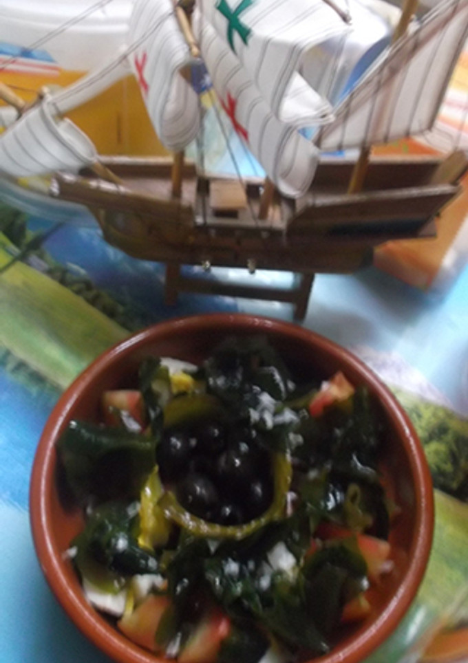 Una foto de Ensalada de wakame y escamas de sal