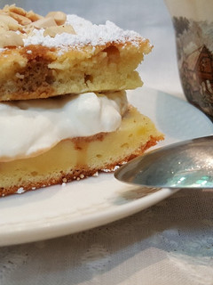 Una foto de Bizcocho de café, nata y almendra
