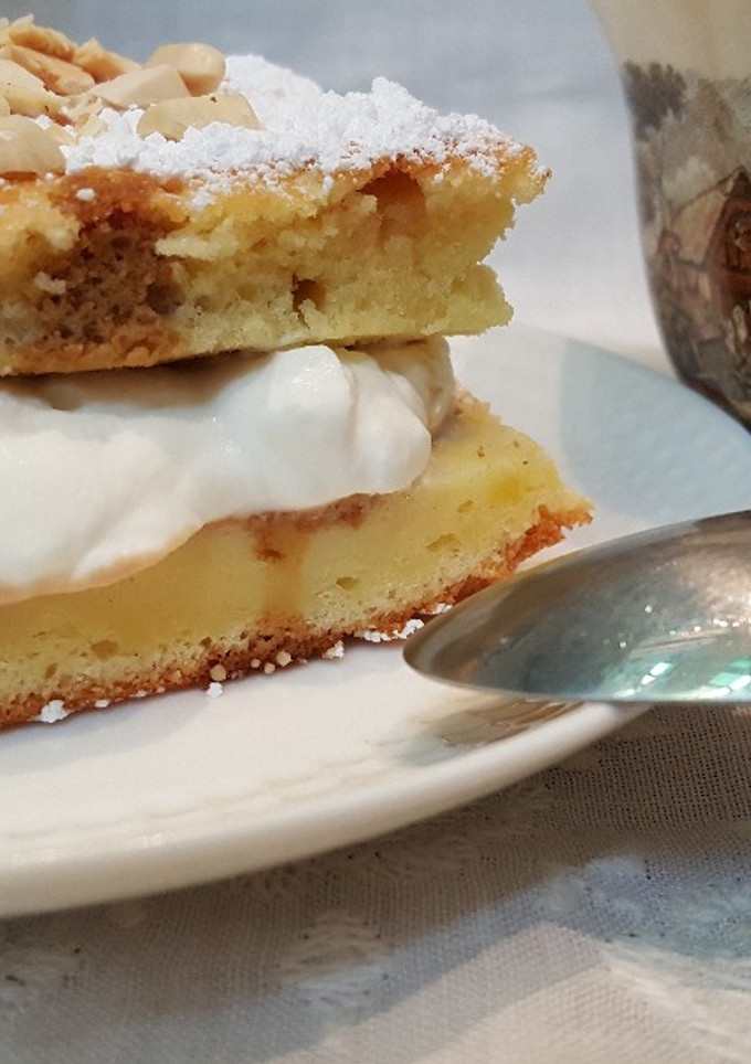 Una foto de Bizcocho de café, nata y almendra 