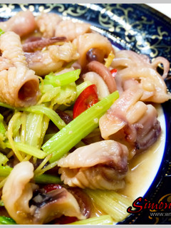 芹菜炒魷魚(附魷魚發泡法) 的食譜成品照片