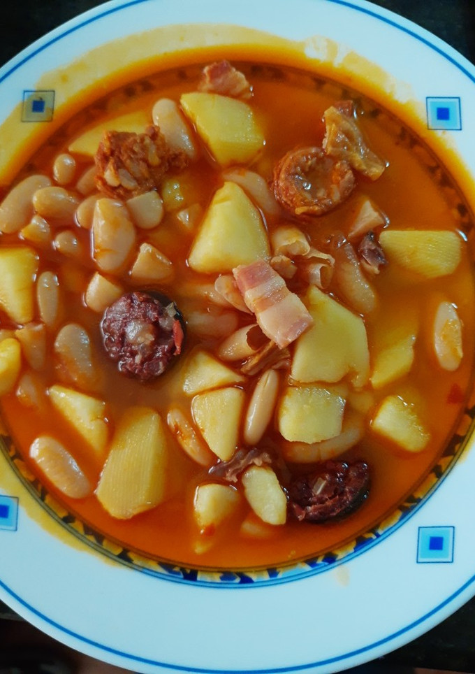 Una foto de Fabada (con patatas) al gusto