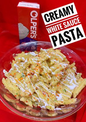 A picture of Creamy white sauce pasta.