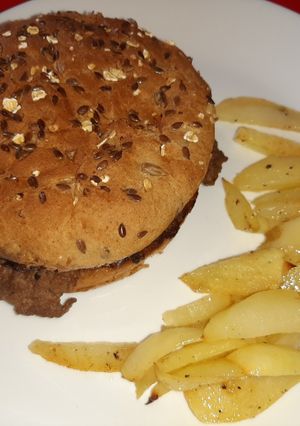 O poză a rețetei Smash burger cu chiflă integrală și cartofi la cuptor.