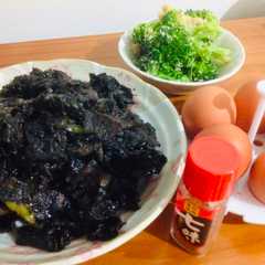 Una foto de Tazón de carne negra yakuzen Plato de medicina tradicional Asiático🇺🇾🇯🇵薬膳黒い牛丼