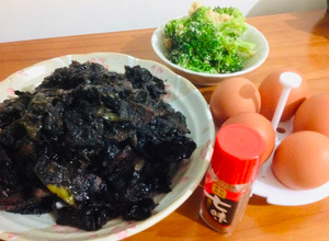Una foto de Tazón de carne negra yakuzen Plato de medicina tradicional Asiático🇺🇾🇯🇵薬膳黒い牛丼