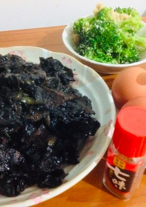Una foto de Tazón de carne negra yakuzen Plato de medicina tradicional Asiático🇺🇾🇯🇵薬膳黒い牛丼