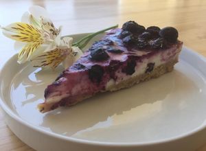 Una foto de Cheesecake de lima y arándanos