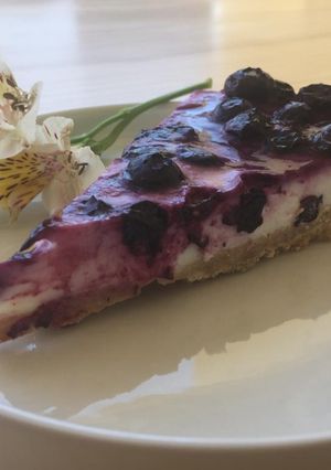 Una foto de Cheesecake de lima y arándanos