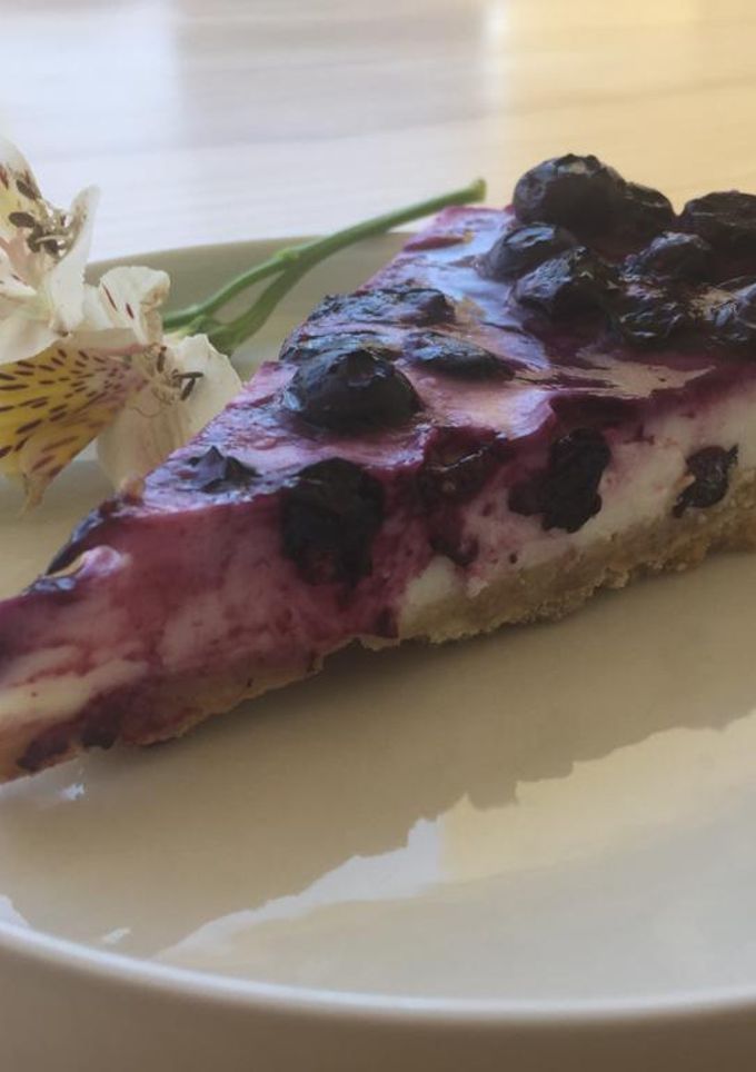 Una foto de Cheesecake de lima y arándanos