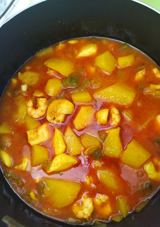 Una foto de Guisado de patatas con sepia y gambas