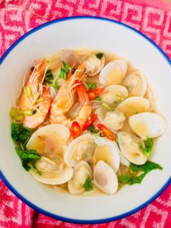 Hình của món Bún thái tôm nghêu.