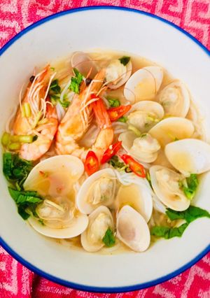 Hình của món Bún thái tôm nghêu.