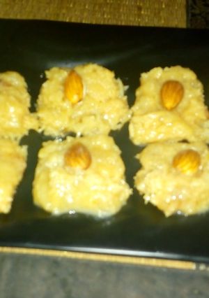 A picture of Mawa gond pak burfi.