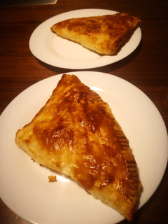 Una foto de Hojaldre con queso philadelphia, bacon y tomate