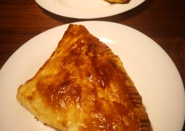 Hojaldre con queso philadelphia, bacon y tomate